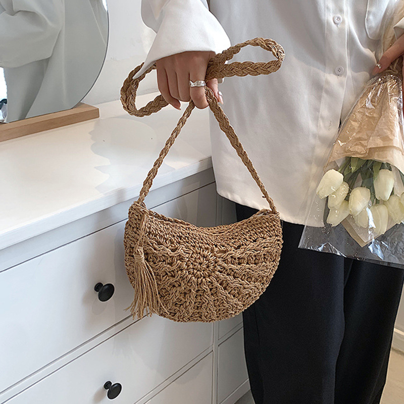 Women Bags Offers - กระเป๋าสะพายไหล่แฟชั่นสานเป็นรูปครึ่งวงกลมกระเป๋าถือใบเล็กสำหรับเดินทางกระเป๋าชายหาดดีไซน์ฤดูร้อนของผู้หญิงมีพู่ห้อยสำหรับหวายทำด้วยมือ