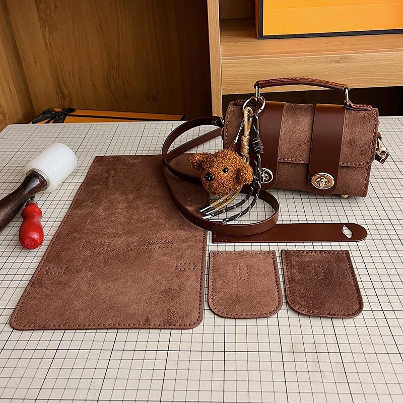 Women Bags Handmade - กระเป๋าถัก DIY สำหรับผู้เริ่มต้น กระเป๋าสี่เหลี่ยมเล็กสีน้ำตาล พร้อมจี้รูปหมีการ์ตูน กระเป๋าถือแบบสะพายใต้แขน